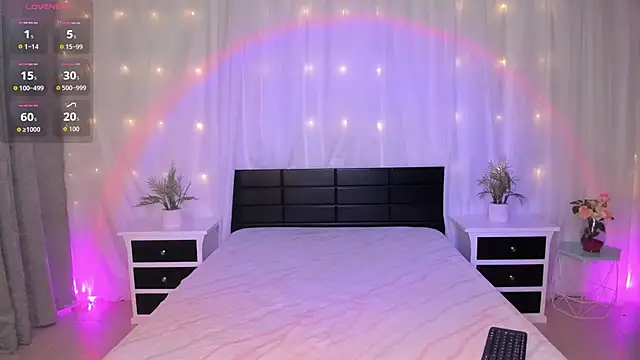 Snapshot of Evolet_Bee chatting on October 31, 2025, 2:02 pm Evolet Bee online show from October 31, 2025, 2:02 pm