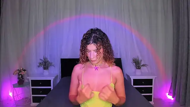 Snapshot of Evolet_Bee chatting on November 19, 2025, 12:27 pm Evolet Bee online show from November 19, 2025, 12:27 pm