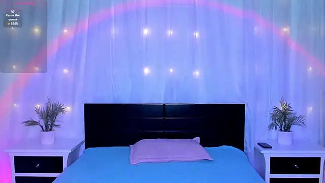 Snapshot of Evolet_Bee chatting on February 26, 2026, 11:32 am Evolet Bee online show from February 26, 2026, 11:32 am