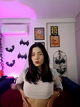 mishelkrave  online show from October 28, 2025, 10:20 pm