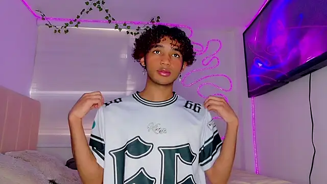 Snapshot of Aaron_Wiinter chatting on September 9, 2025, 8:40 pm Aaron Wiinter online show from September 9, 2025, 8:40 pm