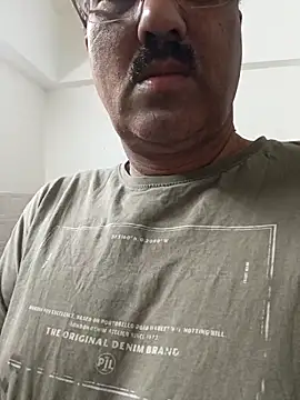 Snapshot of moonflower25 chatting on April 8, 2026, 8:43 pm moonflower25 online show from April 8, 2026, 8:43 pm