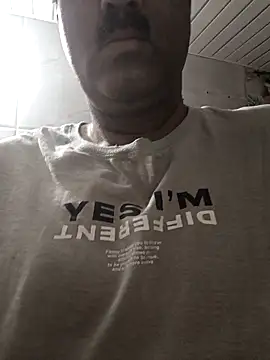 Snapshot of moonflower25 chatting on April 5, 2026, 11:44 pm moonflower25 online show from April 5, 2026, 11:44 pm