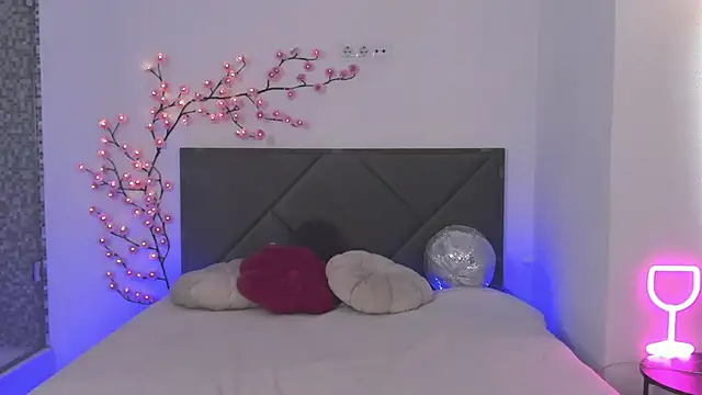 HollyTailors online show from April 14, 2026, 12:21 pm