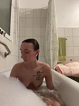 Emilia Mausi online show from December 14, 2025, 7:52 pm