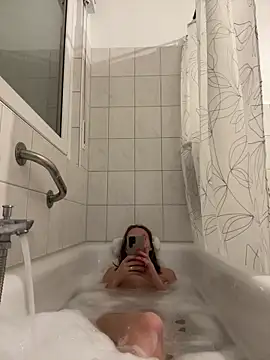 Emilia Mausi online show from January 5, 2026, 8:01 pm