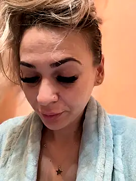 iSelena online show from October 27, 2025, 7:09 am