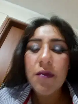 CAROLINE  07 online show from November 13, 2025, 4:55 pm