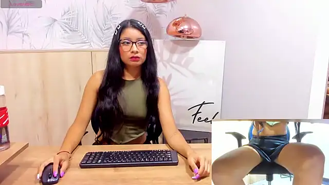 MelanyWayne  online show from November 13, 2025, 7:07 pm