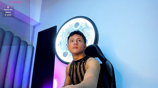 Snapshot of _Leohot_ chatting on November 14, 2025, 3:21 am Leohot online show from November 14, 2025, 3:21 am