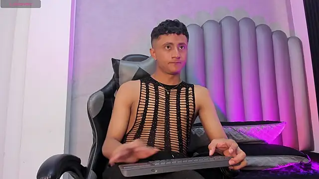 Snapshot of _Leohot_ chatting on October 25, 2025, 3:49 am Leohot online show from October 25, 2025, 3:49 am