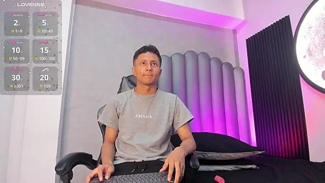 Snapshot of _Leohot_ chatting on November 1, 2025, 3:46 am Leohot online show from November 1, 2025, 3:46 am