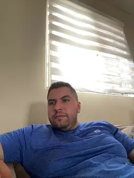 raulgzz4 online show from May 28, 2026, 4:35 pm