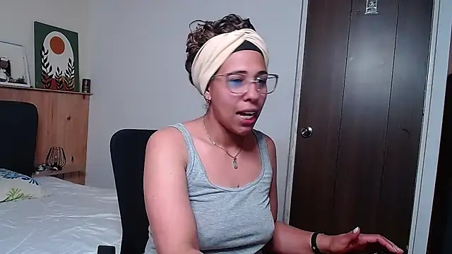 IVONNE COLLINS33 online show from September 23, 2025, 3:02 am