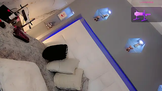 Ariia-janee online show from April 10, 2026, 5:03 am