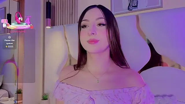 SofiJones  online show from May 14, 2026, 11:02 pm