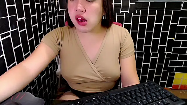 Snapshot of xUrDreamSlutWhore chatting on September 18, 2025, 8:23 pm xUrDreamSlutWhore online show from September 18, 2025, 8:23 pm
