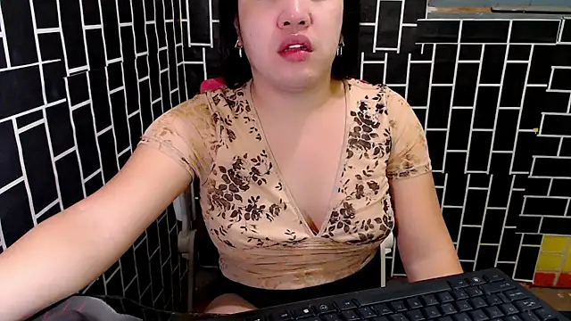Snapshot of xUrDreamSlutWhore chatting on September 19, 2025, 6:45 pm xUrDreamSlutWhore online show from September 19, 2025, 6:45 pm