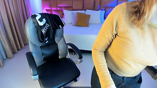 Catti Brie online show from October 1, 2025, 11:47 am