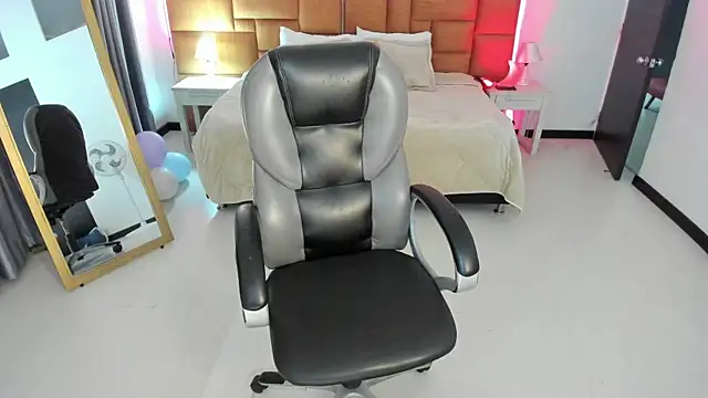 Catti Brie online show from April 25, 2026, 11:35 am