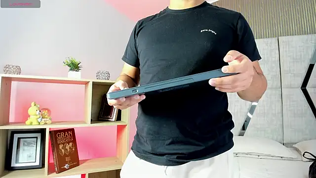 Snapshot of Axel_grey_ chatting on April 4, 2026, 12:45 pm Axel grey online show from April 4, 2026, 12:45 pm