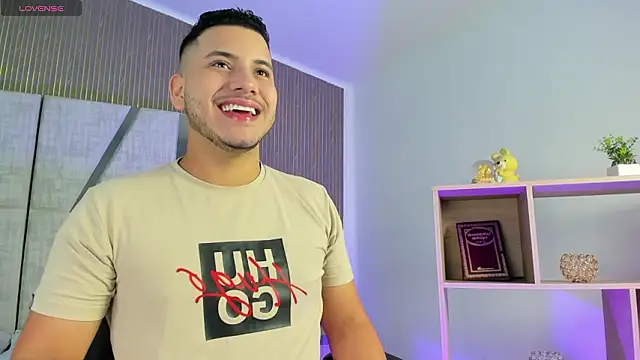 Snapshot of Axel_grey_ chatting on March 11, 2026, 12:32 pm Axel grey online show from March 11, 2026, 12:32 pm