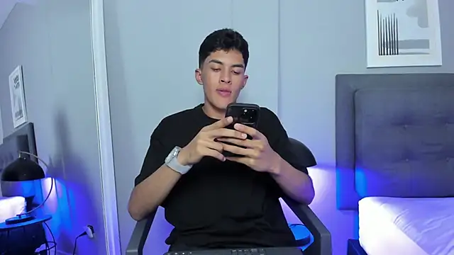 Snapshot of Tylerffoxx chatting on November 6, 2025, 8:24 pm Tylerffoxx online show from November 6, 2025, 8:24 pm