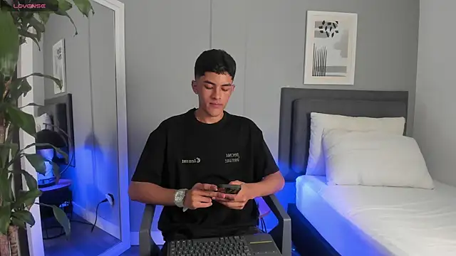 Snapshot of Tylerffoxx chatting on October 2, 2025, 8:23 pm Tylerffoxx online show from October 2, 2025, 8:23 pm