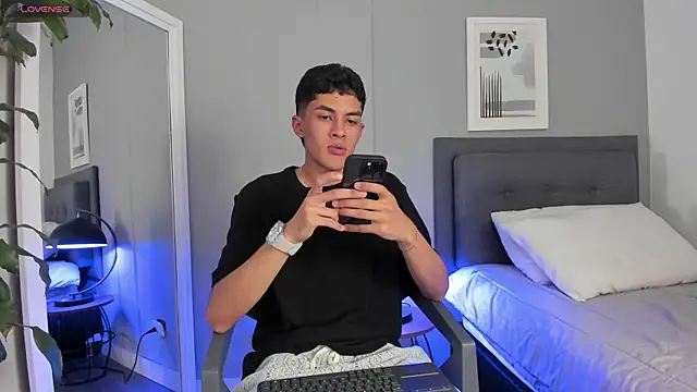 Snapshot of Tylerffoxx chatting on October 6, 2025, 10:43 pm Tylerffoxx online show from October 6, 2025, 10:43 pm