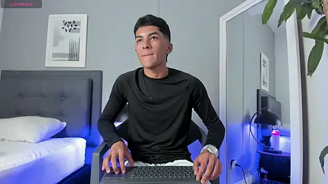 Snapshot of Tylerffoxx chatting on September 22, 2025, 9:21 pm Tylerffoxx online show from September 22, 2025, 9:21 pm