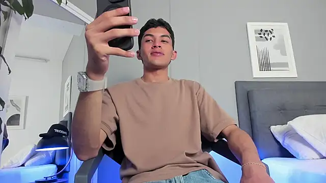 Snapshot of Tylerffoxx chatting on October 14, 2025, 8:09 pm Tylerffoxx online show from October 14, 2025, 8:09 pm