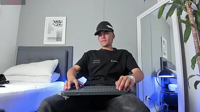 Snapshot of Tylerffoxx chatting on September 13, 2025, 8:31 pm Tylerffoxx online show from September 13, 2025, 8:31 pm