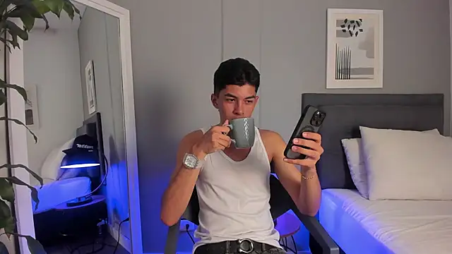 Snapshot of Tylerffoxx chatting on October 12, 2025, 8:43 pm Tylerffoxx online show from October 12, 2025, 8:43 pm