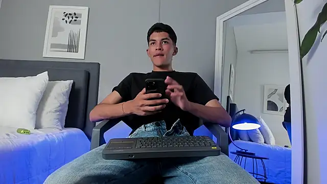 Snapshot of Tylerffoxx chatting on September 9, 2025, 7:34 pm Tylerffoxx online show from September 9, 2025, 7:34 pm