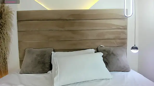 CarolineLee  online show from October 1, 2025, 10:46 pm