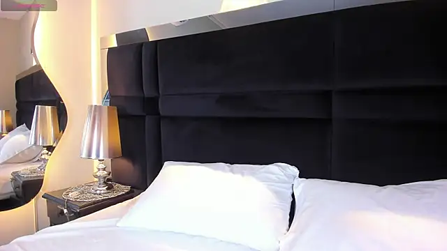 Snapshot of CarolineLee_ chatting on April 23, 2026, 10:44 pm CarolineLee online show from April 23, 2026, 10:44 pm