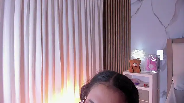 Snapshot of LunaRosse_ chatting on May 17, 2026, 10:26 am LunaRosse online show from May 17, 2026, 10:26 am