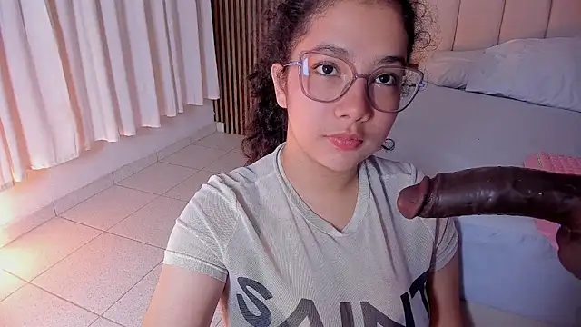 Snapshot of LunaRosse_ chatting on May 22, 2026, 10:35 am LunaRosse online show from May 22, 2026, 10:35 am