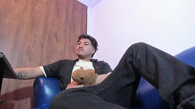 juanmechanic  online show from February 4, 2026, 4:51 am