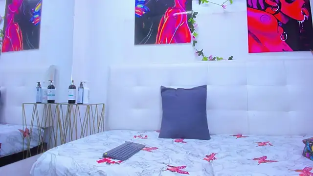 Snapshot of Lucia78couple chatting on January 8, 2026, 8:15 pm Lucia78couple online show from January 8, 2026, 8:15 pm