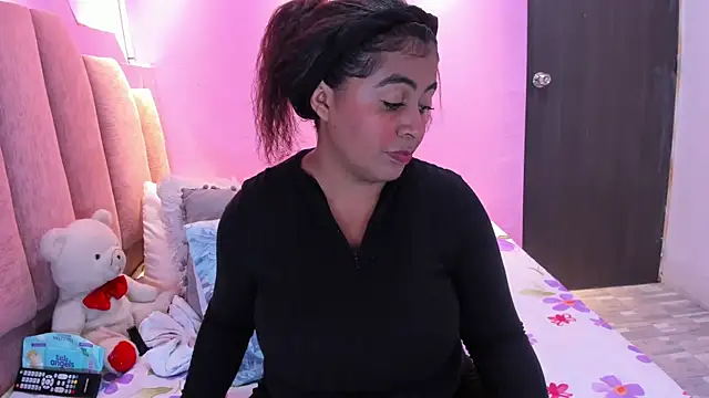 AndreaSweet2 online show from November 5, 2025, 8:01 pm