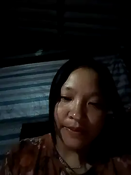 Snapshot of MuiNay chatting on October 8, 2025, 10:32 pm MuiNay online show from October 8, 2025, 10:32 pm