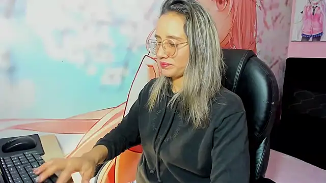 Snapshot of StarletTays chatting on December 1, 2025, 12:44 am StarletTays online show from December 1, 2025, 12:44 am