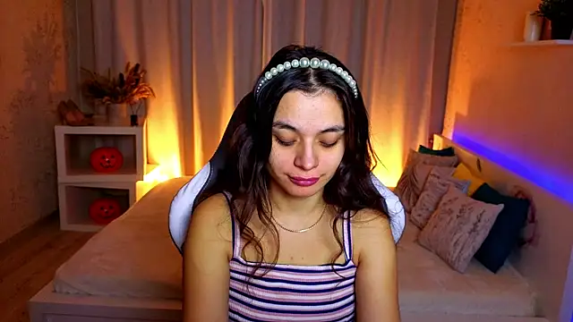 Leila Hefner online show from November 20, 2025, 2:56 am