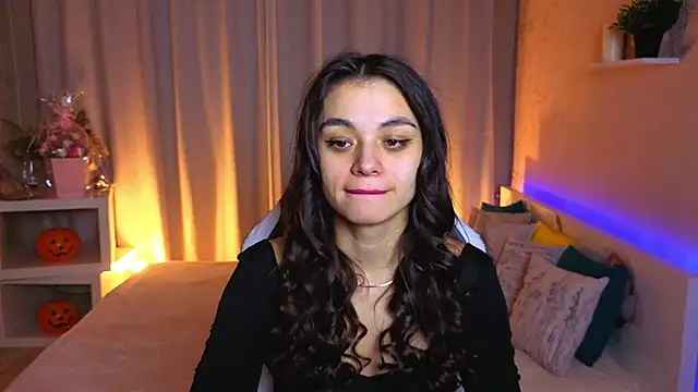 Leila Hefner online show from November 25, 2025, 3:07 am