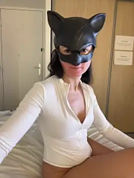 Snapshot of LesAmantsAE2 chatting on February 18, 2026, 10:01 am LesAmantsAE2 online show from February 18, 2026, 10:01 am