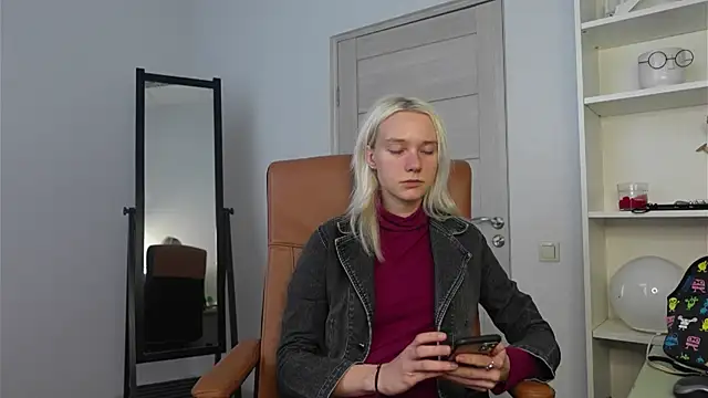 Laura Chaplin online show from October 12, 2025, 12:39 pm