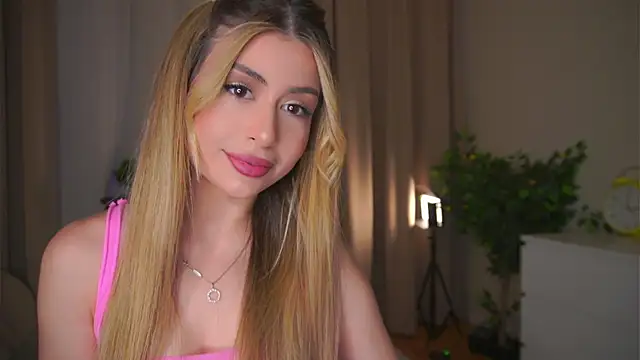 Snapshot of GeorginaHarn chatting on April 22, 2026, 8:10 am GeorginaHarn online show from April 22, 2026, 8:10 am