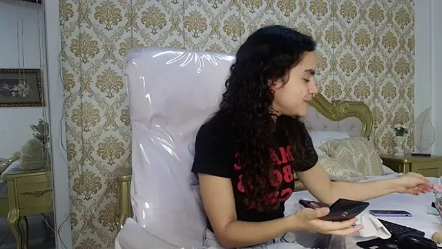 JessB  online show from November 11, 2025, 6:14 pm