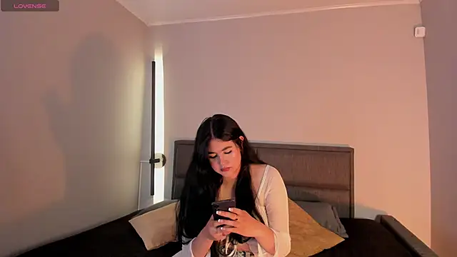 Emma  clark  online show from May 22, 2026, 8:07 pm